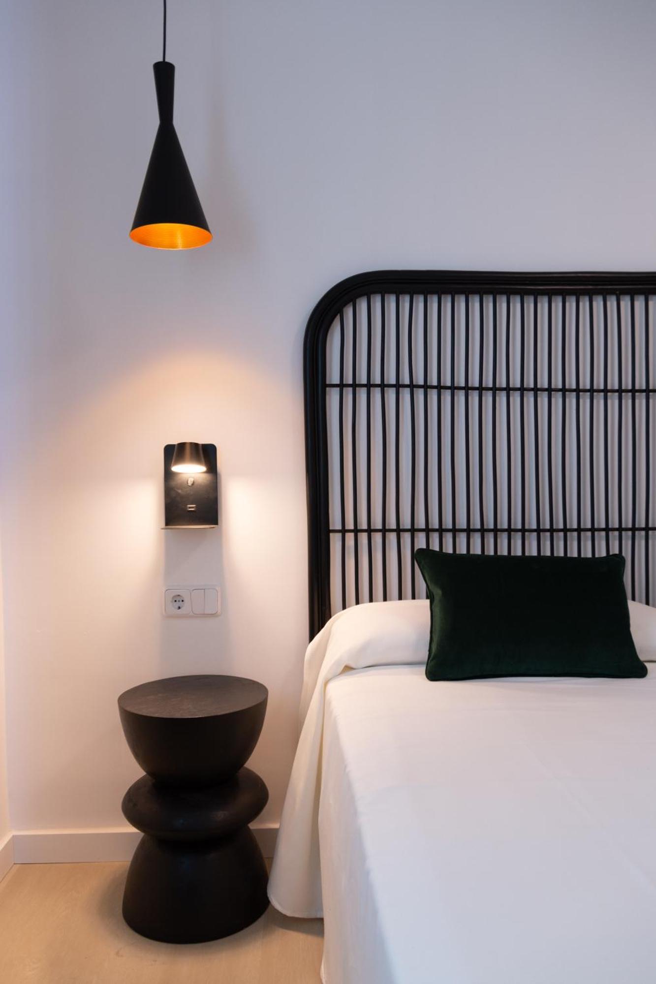 Aparthotel Boutique Poniente Playa Сан-Антонио-Абад Экстерьер фото
